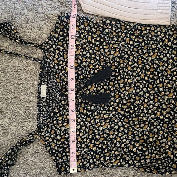 2 STUNNING CROP TOPS FLORAL AND RIBBED KNIT HALTER - Picture 8 of 11